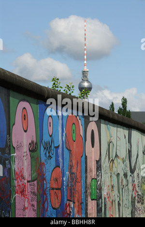 East Side Gallery in Berlin Deutschland ein Abschnitt der Berliner Mauer von Dutzenden von Künstlern bemalt Stockfoto