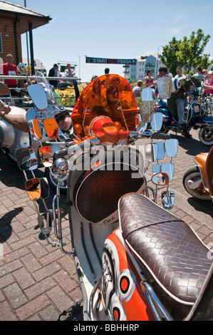 Orange-Vespa-Roller mit vielen Spiegeln und Lampen Stockfoto