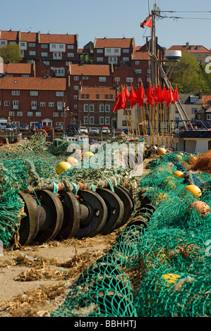 Die Netze breiten sich am Kai neben dem Fischerboot aus trawler Whitby Harbour North Yorkshire England Großbritannien GB Großbritannien Stockfoto