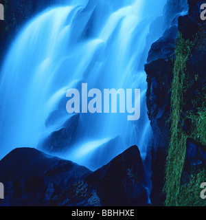 Wasser fließt über die Felsen. Auvergne. Frankreich. Stockfoto