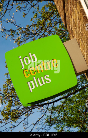 Nahaufnahme von Job Center Pluszeichen auf Wand England UK Vereinigtes Königreich GB Grossbritannien Stockfoto