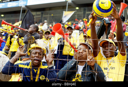 Tausende von Fans aus Südafrika vor Ort besuchen das ABSA-Soccer-Cup-Finale zwischen den beiden größten Teams Orlando Pirates schwarz Stockfoto