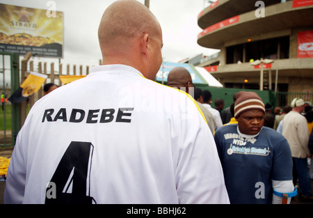 Tausende von Fans aus Südafrika vor Ort besuchen das ABSA-Soccer-Cup-Finale zwischen den beiden größten Teams Orlando Pirates schwarz Stockfoto