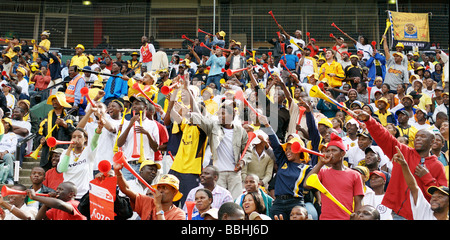 Tausende von Fans aus Südafrika vor Ort besuchen das ABSA-Soccer-Cup-Finale zwischen den beiden größten Teams Orlando Pirates schwarz Stockfoto