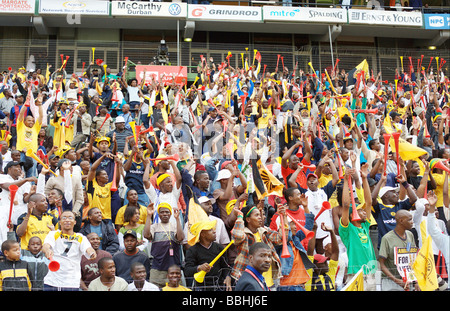 Tausende von Fans aus Südafrika vor Ort besuchen das ABSA-Soccer-Cup-Finale zwischen den beiden größten Teams Orlando Pirates schwarz Stockfoto