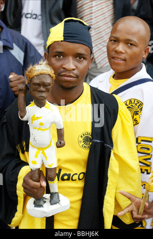 Tausende von Fans aus Südafrika vor Ort besuchen das ABSA-Soccer-Cup-Finale zwischen den beiden größten Teams Orlando Pirates schwarz Stockfoto