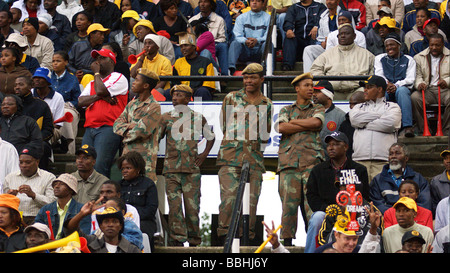 Mitglieder des South Afrcan Defence Force Steuerbetrug halten ein wachsames Auge auf die Sicherheit von Tausenden von Fans vor Ort aus Südafrika Stockfoto