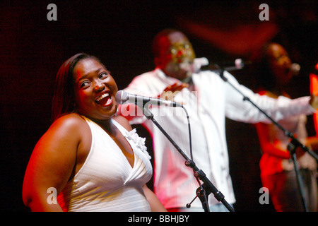 Fröhliche Feiern, den Chor auf der 4. Jahrestagung ist unterhaltsam über 25 000 lokale und internationale jazz-Liebhaber und fans Stockfoto