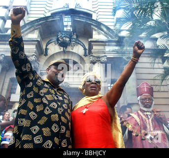 Etheweni Bürgermeister Obed Mlaba und Rita Marley R Frau des legendären Bob Marley kommen in Durban s City Hall zu einem mitreißenden willkommen Stockfoto