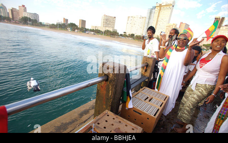 Rita Marley L und Tochter Sharon Marley und Freunde und Familie besuchen ein Morgengebet Service bei Durban s Nordstrand auf 6 Stockfoto