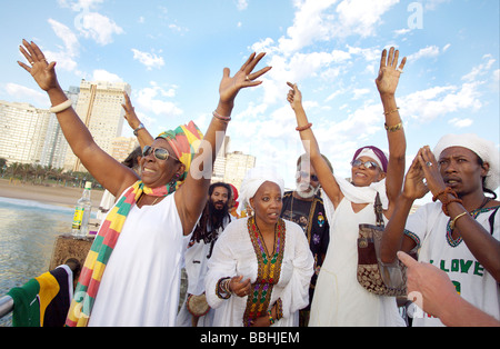 Rita Marley L und Freunde und Familie besuchen ein Morgengebet Service bei Durban s North Beach am 6. Februar 2007 anlässlich der Stockfoto