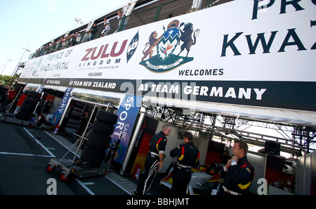 Beamte aus verschiedenen Ländern bereiten für das A-1-Grand-Prix-Rennen für den 2007 Südafrika GP am 25. Februar 2007 in Durban Stockfoto