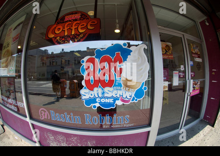 Ein Dunkin Donuts im Stadtteil Chelsea in New York zeigt eine Werbung für ihre 88 Cent weichen dienen Kegel Stockfoto