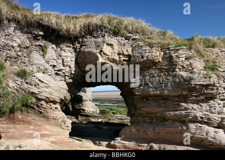 Wave-Cut Bogen In Buntsandsteins auf Hilbre Insel, Wirral, Merseyside, England Stockfoto