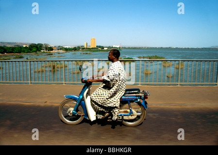 Motorradfahrer auf einer Brücke über den Fluss Niger Bamako-Mali Stockfoto
