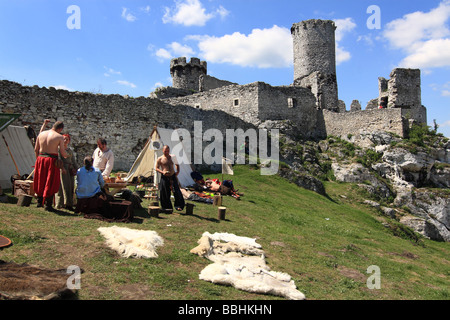 Re Erlass eines mittelalterlichen Lebens und Schlacht bei Ogrodzieniec Schloss, Polen. Stockfoto