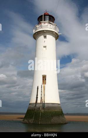 Porträt von New Brighton Leuchtturm bei Ebbe, Wallasey, Wirral, Merseyside, UK Stockfoto