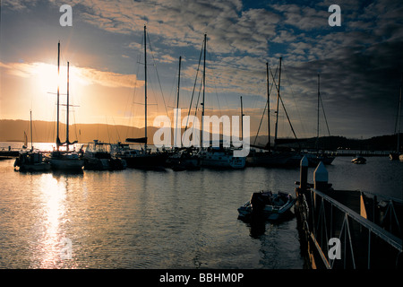 SONNENUNTERGANG ÜBER DER LAGUNE VON KNYSNA Stockfoto