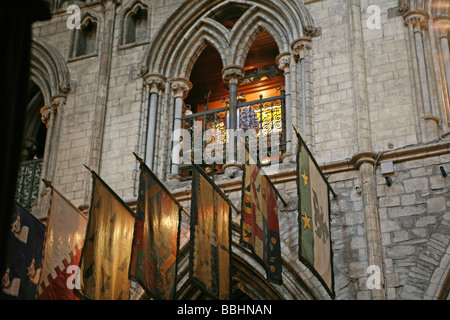 Dublin-St. Patricks Kathedrale - Fahnen über Chor Stockfoto