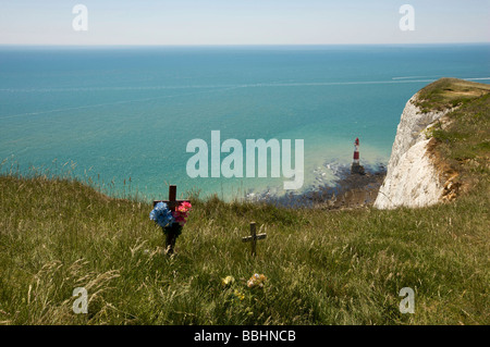 Holzkreuze und Blumen auf den Klippen bei Beachy Head in Hommage an Menschen, die an dieser Stelle Selbstmord begangen hatte Stockfoto