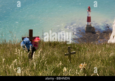 Holzkreuze und Blumen auf den Klippen bei Beachy Head in Hommage an Menschen, die an dieser Stelle Selbstmord begangen hatte Stockfoto