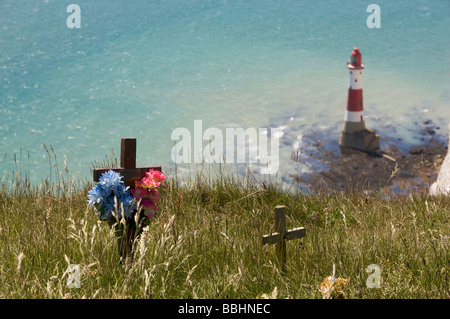 Holzkreuze und Blumen auf den Klippen bei Beachy Head in Hommage an Menschen, die an dieser Stelle Selbstmord begangen hatte Stockfoto