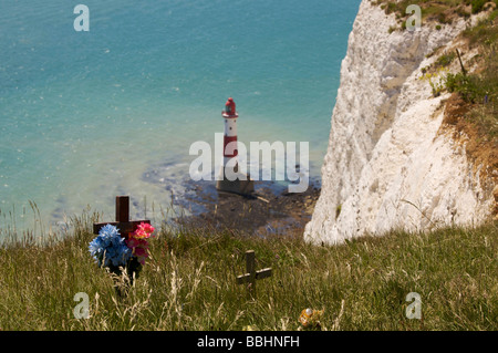 Holzkreuze und Blumen auf den Klippen bei Beachy Head in Hommage an Menschen, die an dieser Stelle Selbstmord begangen hatte Stockfoto