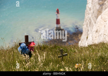 Holzkreuze und Blumen auf den Klippen bei Beachy Head in Hommage an Menschen, die an dieser Stelle Selbstmord begangen hatte Stockfoto