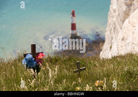 Holzkreuze und Blumen auf den Klippen bei Beachy Head in Hommage an Menschen, die an dieser Stelle Selbstmord begangen hatte Stockfoto