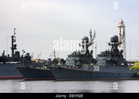 Schiffe der russischen Marine im nahen Hafen Kronshtadt Russland Stockfoto