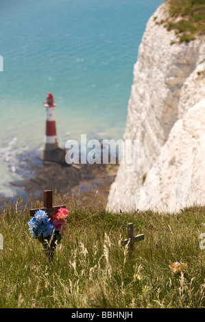 Holzkreuze und Blumen auf den Klippen bei Beachy Head in Hommage an Menschen, die an dieser Stelle Selbstmord begangen hatte Stockfoto