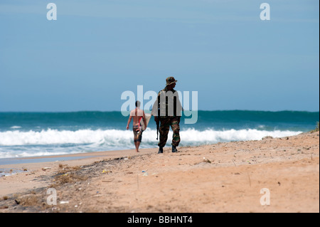 Surfer & STF Armee auf den Strand Arugam Bay Sri Lanka Stockfoto