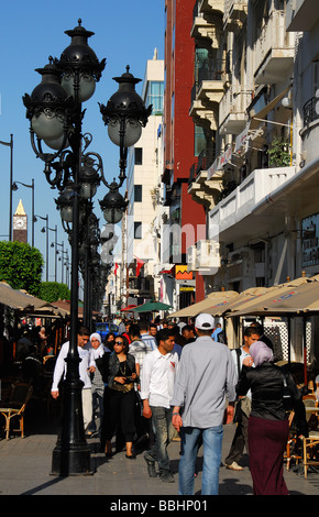 TUNIS, TUNESIEN. Fußgänger auf Avenue Bourguiba in der Innenstadt von Tunis. 2009. Stockfoto