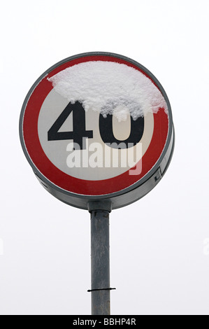 eine vierzig Meilen und Stunden Straße Geschwindigkeitsbegrenzung mit Schnee bedeckt Stockfoto