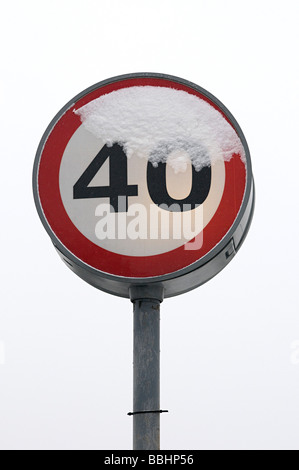 eine vierzig Meilen und Stunden Straße Geschwindigkeitsbegrenzung mit Schnee bedeckt Stockfoto