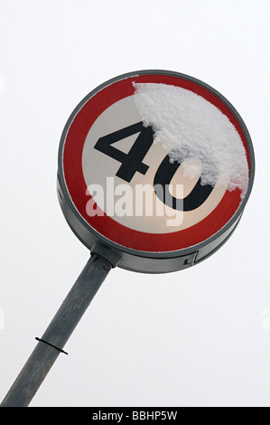 eine vierzig Meilen und Stunden Straße Geschwindigkeitsbegrenzung mit Schnee bedeckt Stockfoto