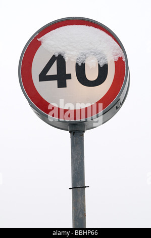 eine vierzig Meilen und Stunden Straße Geschwindigkeitsbegrenzung mit Schnee bedeckt Stockfoto