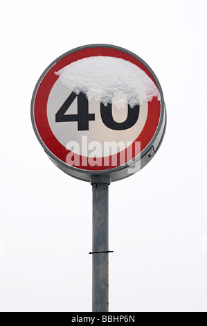 eine vierzig Meilen und Stunden Straße Geschwindigkeitsbegrenzung mit Schnee bedeckt Stockfoto