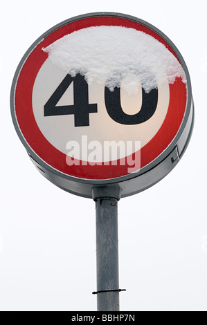 eine vierzig Meilen und Stunden Straße Geschwindigkeitsbegrenzung mit Schnee bedeckt Stockfoto