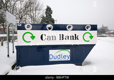 eine Flasche und Bankgeschäfte in einem Parkhaus für das recycling im Vereinigten Königreich Stockfoto