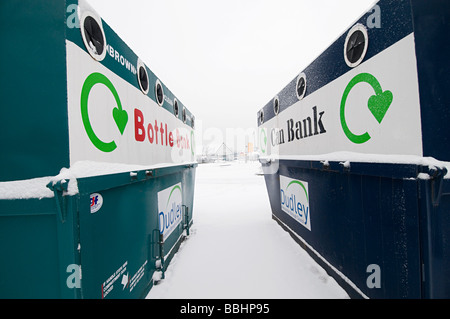 eine Flasche und Bankgeschäfte in einem Parkhaus für das recycling im Vereinigten Königreich Stockfoto