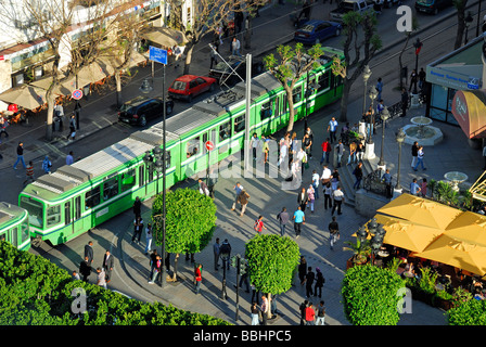 TUNIS, TUNESIEN. Ein Blick nach unten auf Avenue Bourguiba in der Innenstadt von Tunis. 2009. Stockfoto