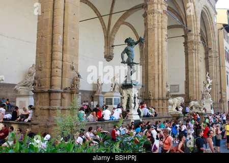 Cellinis "Perseus" 1554 ist nur eines der spektakulären Statuen in der Loggia dei Lanzi, 1382, Piazza della Signoria in Florenz Stockfoto