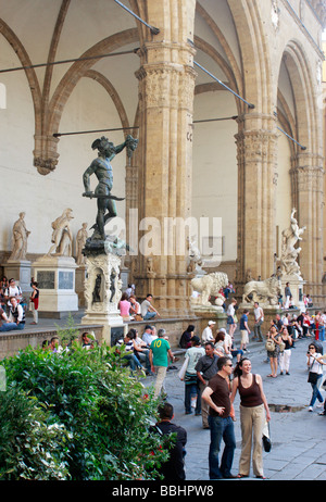 Cellinis "Perseus" 1554 ist nur eines der spektakulären Statuen in der Loggia dei Lanzi, 1382, Piazza della Signoria in Florenz Stockfoto