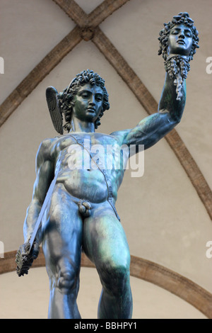 Cellinis "Perseus" 1554 ist nur eines der spektakulären Statuen in der Loggia dei Lanzi, 1382, Piazza della Signoria in Florenz Stockfoto