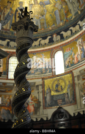 Verdreht, Spalte, Wandmalereien und Deckenmalereien hinter dem Altar in der Kirche Santa Maria in Trastevere, Altstadt, Rom, Italien Stockfoto