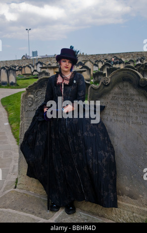 Ein Goth auf dem Gelände des St. Marys Kirche, Whitby Whitby "Goth" Wochenende Stockfoto