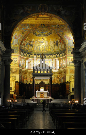 Altar, Wandmalereien und Deckenmalereien hinter dem Altar in der Kirche Santa Maria in Trastevere, Altstadt, Rom, Italien, Europa Stockfoto