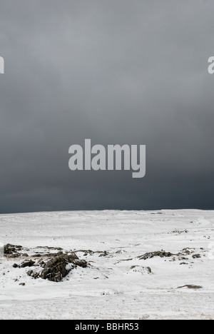 Düstere Aussicht auf Schnee bedeckt Berggipfel im Lake District an einem Wintertag Stockfoto