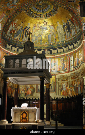 Altar, Wandmalereien und Deckenmalereien hinter dem Altar in der Kirche Santa Maria in Trastevere, Altstadt, Rom, Italien, Europa Stockfoto